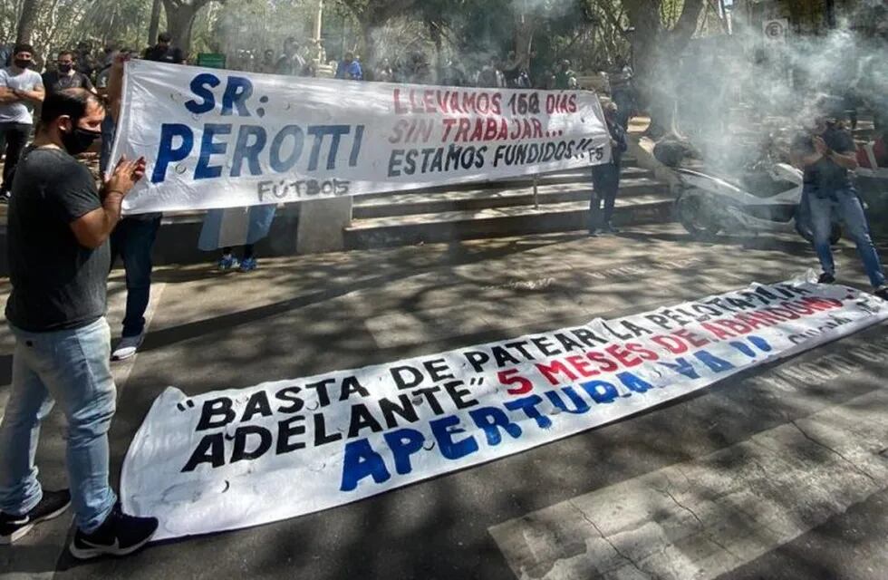 Comerciantes protestaron frente al Palacio de los Leones para protestar contra la continuidad de las restricciones. (Vía Rosario)