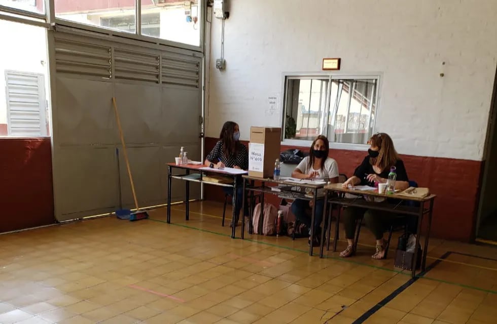 Elecciones internas de la UCR en el colegio IESS de Villa Carlos Paz.