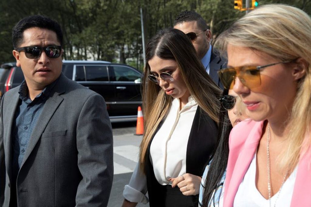 Emma Coronel Aispuro, la esposa de El Chapo Guzman, llega a escuchar la sentencia (AP)