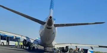 Un vuelo de Aerolíneas Argentinas que salió desde Iguazú sufrió un reventón de neumáticos y fue desviado a Ezeiza