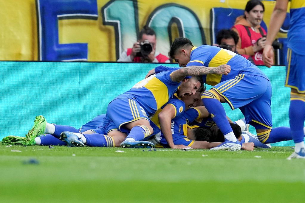 Boca festeja el gol de Sebastián Villa ante Independiente, en el cotejo que lo coronó campeón de la LPF. (Foto: AP)