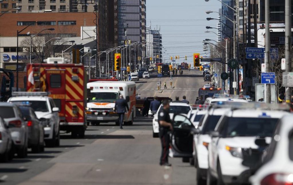 Una camioneta atropelló a una decena de peatones en Toronto.