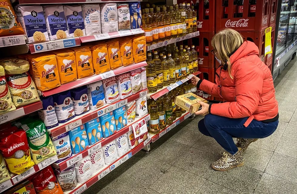 Buscando precios en el supermercado. (EFE/ Juan Ignacio Roncoroni)