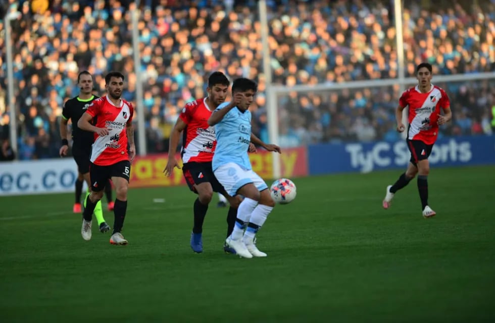 Maximiliano Comba reemplazó en el primer tiempo a Fabián Bordagaray y marcó el gol de la victoria de Belgrano frente a Maipú en el Gigante.