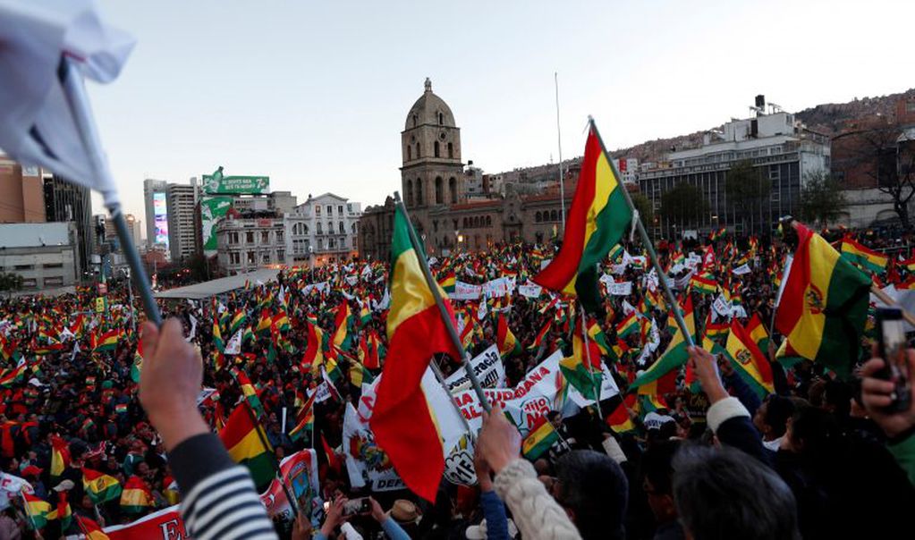 La gente se reúne en la Plaza San Francisco para protestar contra el presidente boliviano Evo Morales en La Paz, Bolivia, el jueves 10 de octubre de 2019. Antes de las elecciones del 20 de octubre, los opositores a Morales protestan por su candidatura a un cuarto mandato. (AP Photo/Juan Karita)
