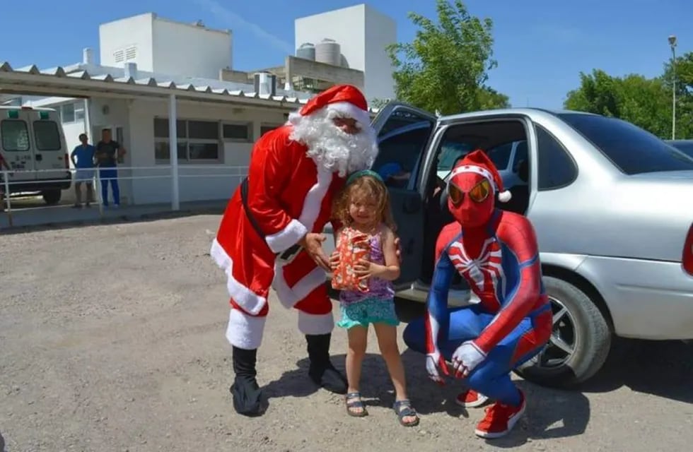 Sorpresiva visita de Papá Noel y el Hombre Araña a los hospitales