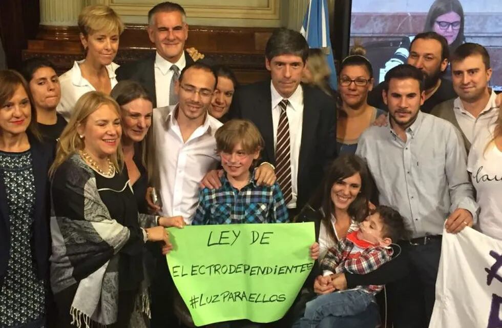 Familiares de electrodependientes felices tras la aprobación de la ley. (prensa Castagneto)