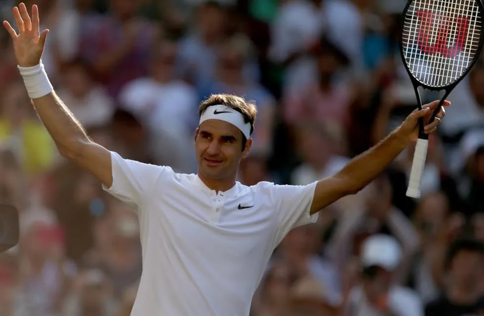El suizo Roger Federer festeja su victoria ante el canadiense Milos Raonic el 12/07/2017 en los cuartos de final del torneo de tenis de Wimbledon en Londres, Reino Unido.\r\n(Vinculado al texto de dpa \