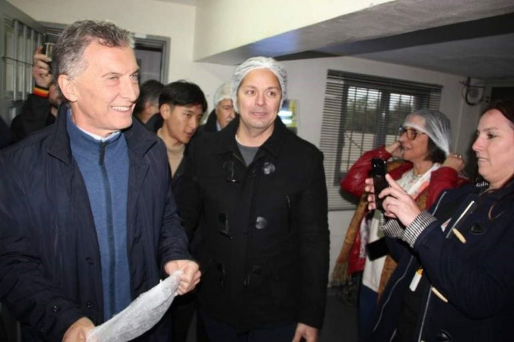 Macri en Carlos Paz visitando la  fábrica La Quinta"