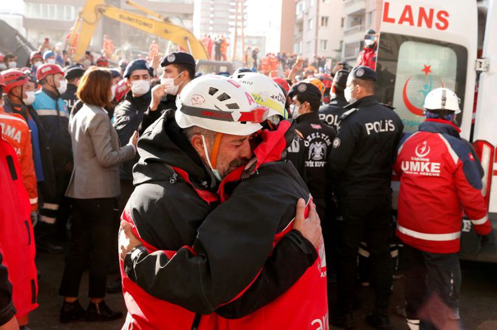 Rescatistas celebran después del rescate de Ayda Gezgin, de tres años (REUTERS/Kemal Aslan)