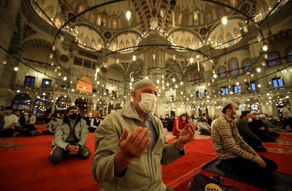 Los musulmanes ofrecen oraciones durante el primer día de eid al-fitr una celebración generalmente alegre de tres días que se ha atenuado significativamente a medida que aumentan los casos de coronavirus. (Foto AP / Emrah Gurel)