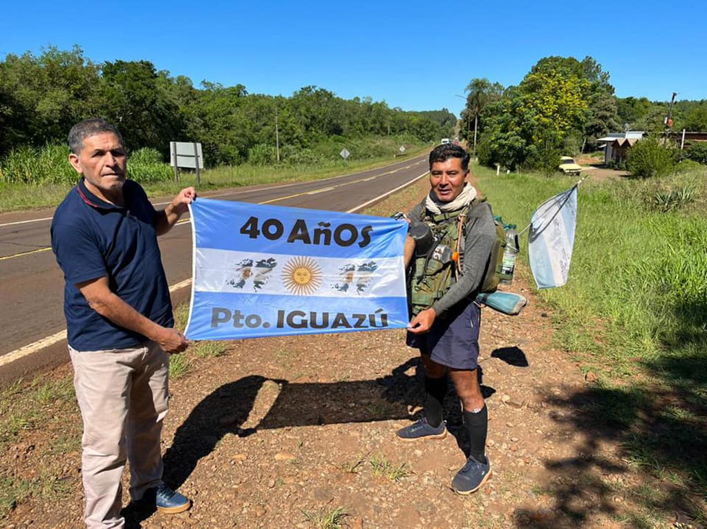 Néstor llevó la bandera argentina durante 60 días y 1.500 kilómetros. 