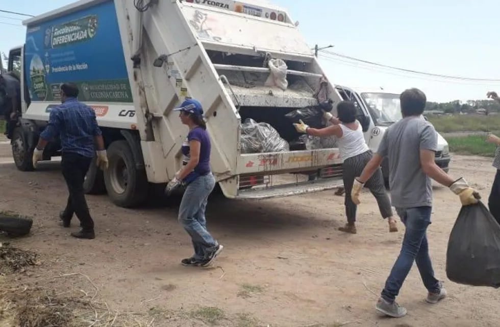 Funcionarios caroyenses juntando la basura