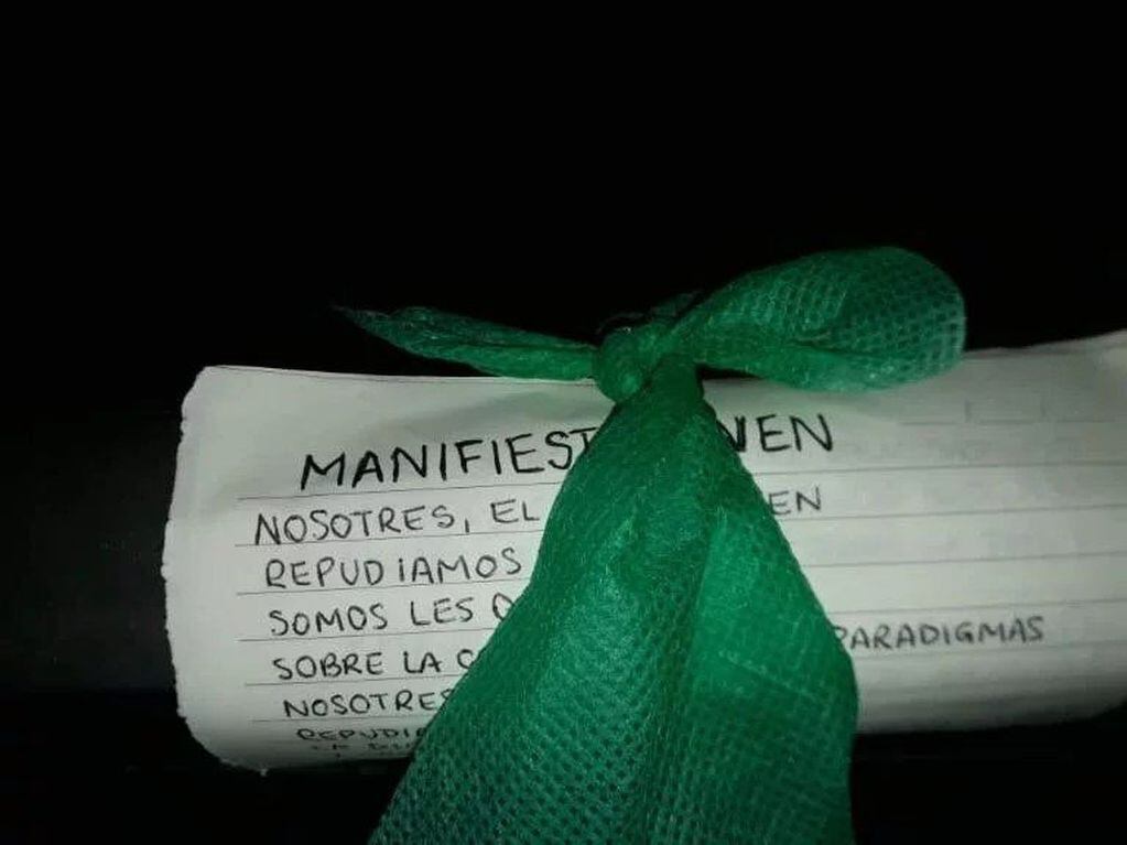 El "Manifiesto Joven" que fue dejado en las cercanías al monumento. Foto: El Ancasti.