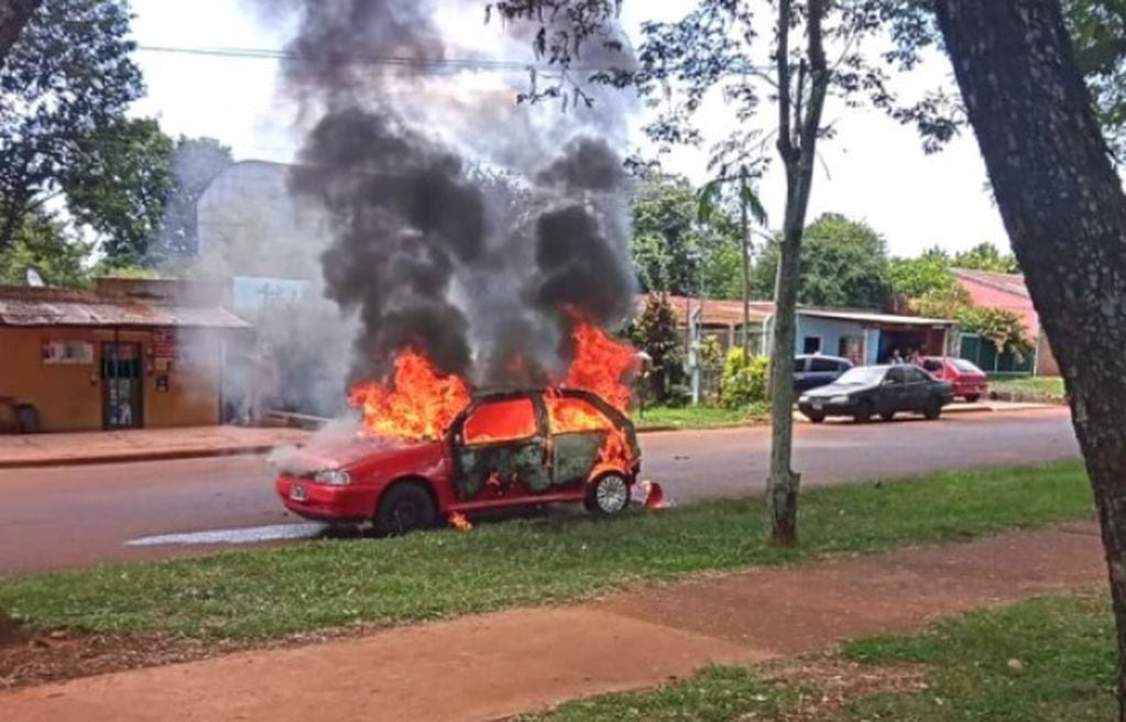 Apóstoles: un automóvil se incendió en plena vía pública.