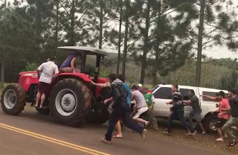Un grupo de colonos enfrentó a efectivos de Prefectura y frustró la incautación de un tractor