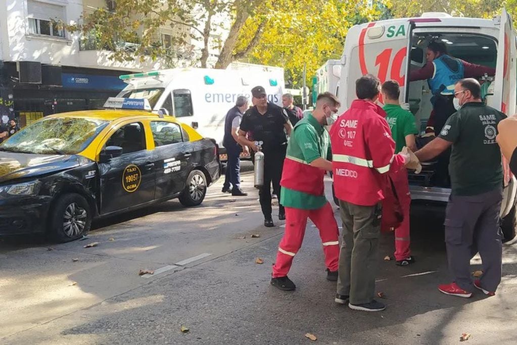 El taxi que fue protagonista del accidente en las cercanías del Jardín Botánico de la Ciudad de Buenos Aires. (Gentileza Infobae)