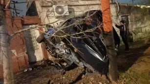 El auto robado que terminó incrustado en una de las casas de un barrio de Rosario.