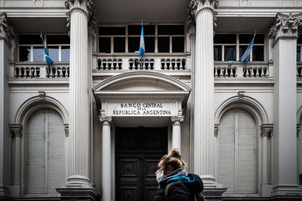 Una mujer camina frente al Banco Central en Buenos Aires (Argentina) EFE/Juan Ignacio Roncoroni