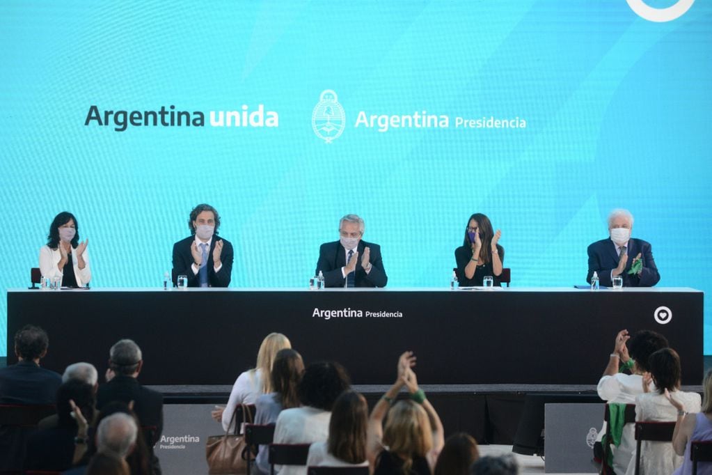 Alberto Fernández promulgó la ley de Interrupción Voluntaria del Embarazo (IVE) en un acto desde la Casa Rosada. (Foto: Clarín)