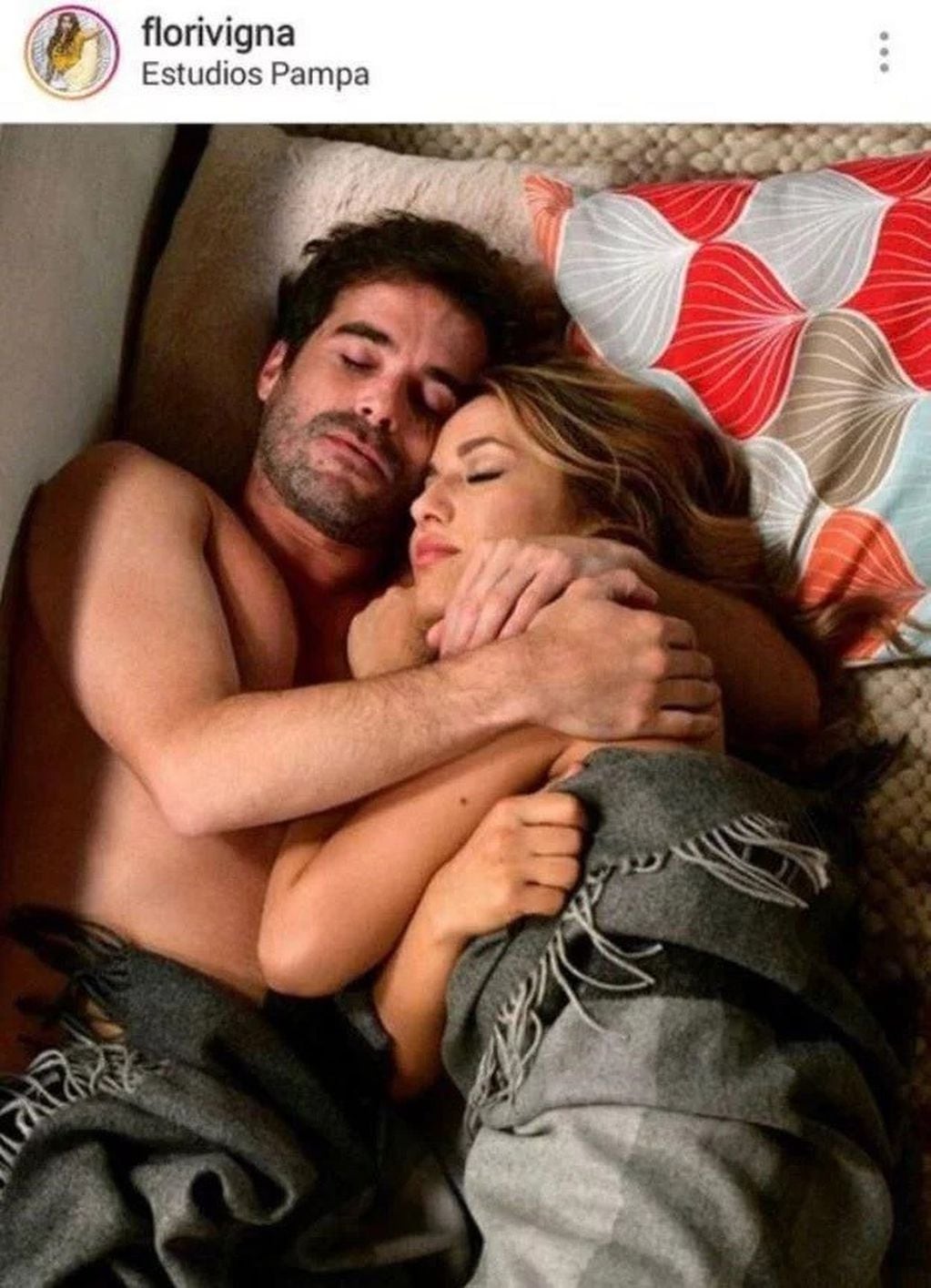 Nicolás Cabré y Flor Vigna, ficción en la cama. (Instagram)