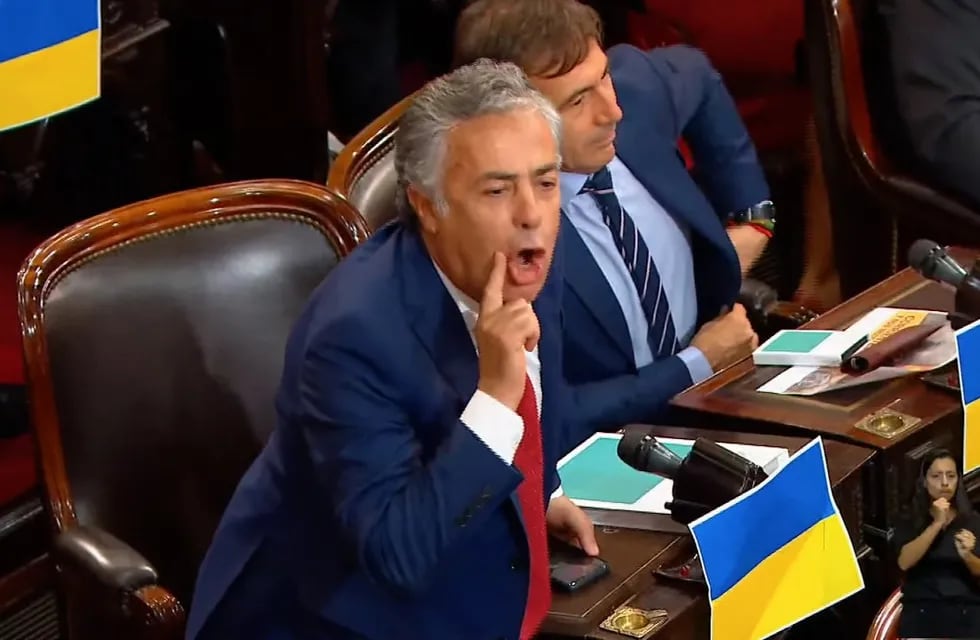El senador Alfredo Cornejo se cruzó con el Presidente a los gritos y señalándolo con el dedo.