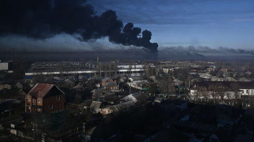La imagen del aeropuerto militar en Chuguyev, cerca de Kharkiv, Ucrania, tras un ataque ruso.