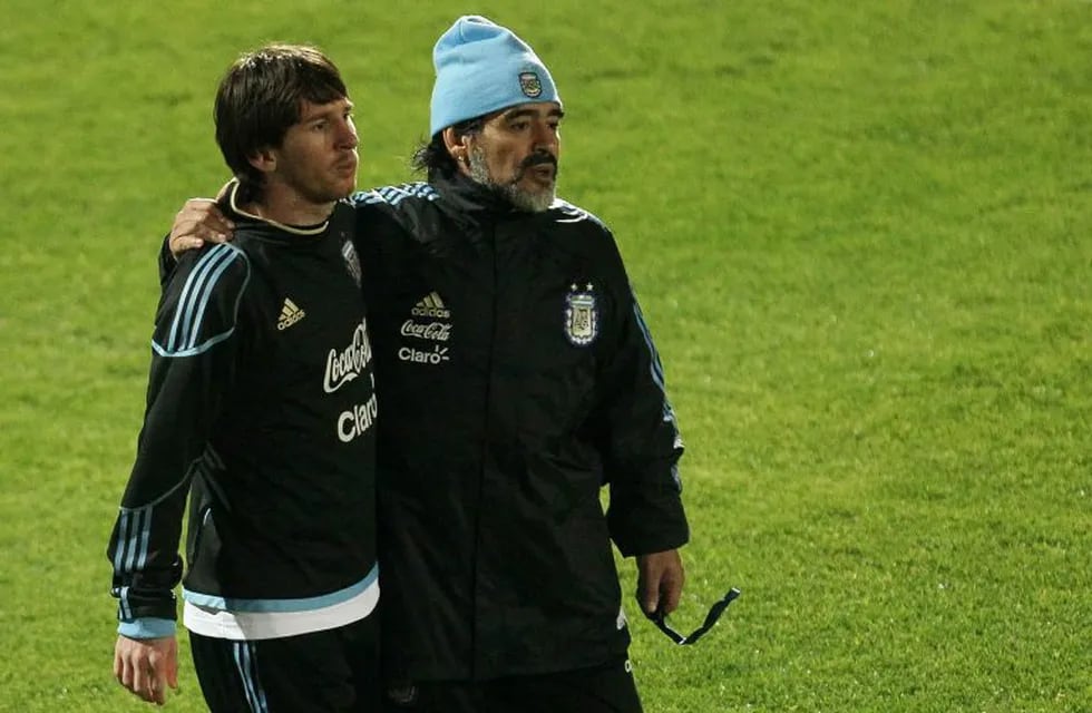 Diego Maradona y Lionel Messi en el mejor equipo de la historia. (TYC)