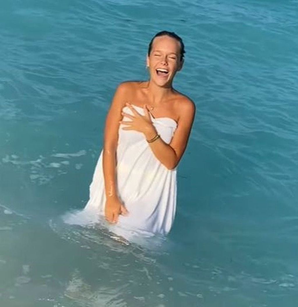 La joven tuvo que salir del agua envuelta en una toalla luego de la broma de su novio.