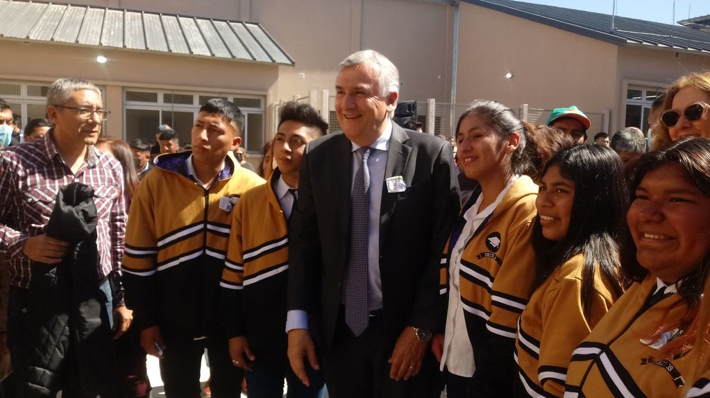 Un grupo de alumnos de la promoción 2022 del Colegio Secundario n. 39 saludó al gobernador Morales al término del acto inaugural de este miércoles.