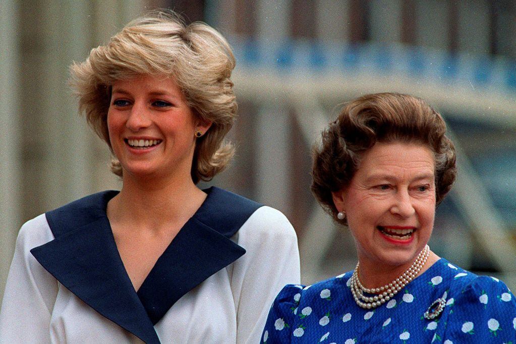 Agosto de 1987. Diana de Gales y la reina Isabel II de Gran Bretaña sonríen a la gente fuera de Clarence House en Londres. (Foto: AP)