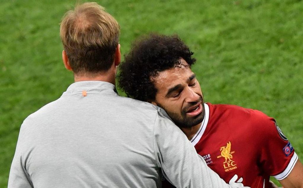 Salah se lesionó y abandonó el partido