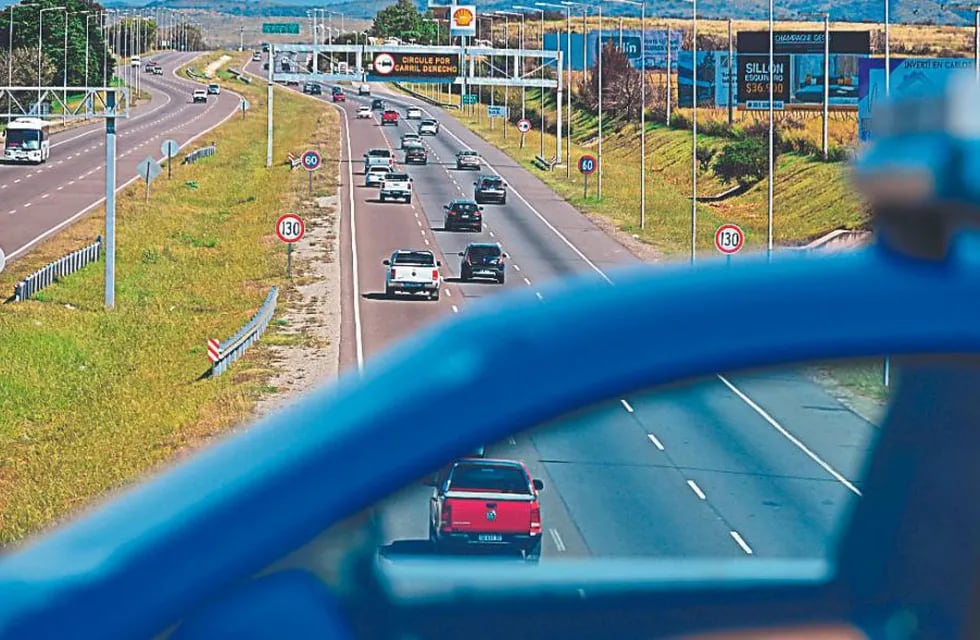 Rumbo a las sierras. Ayer, la autopista de Córdoba a Villa Carlos Paz y el Valle de Punilla registró un intenso tráfico de ida. (José Hernández)