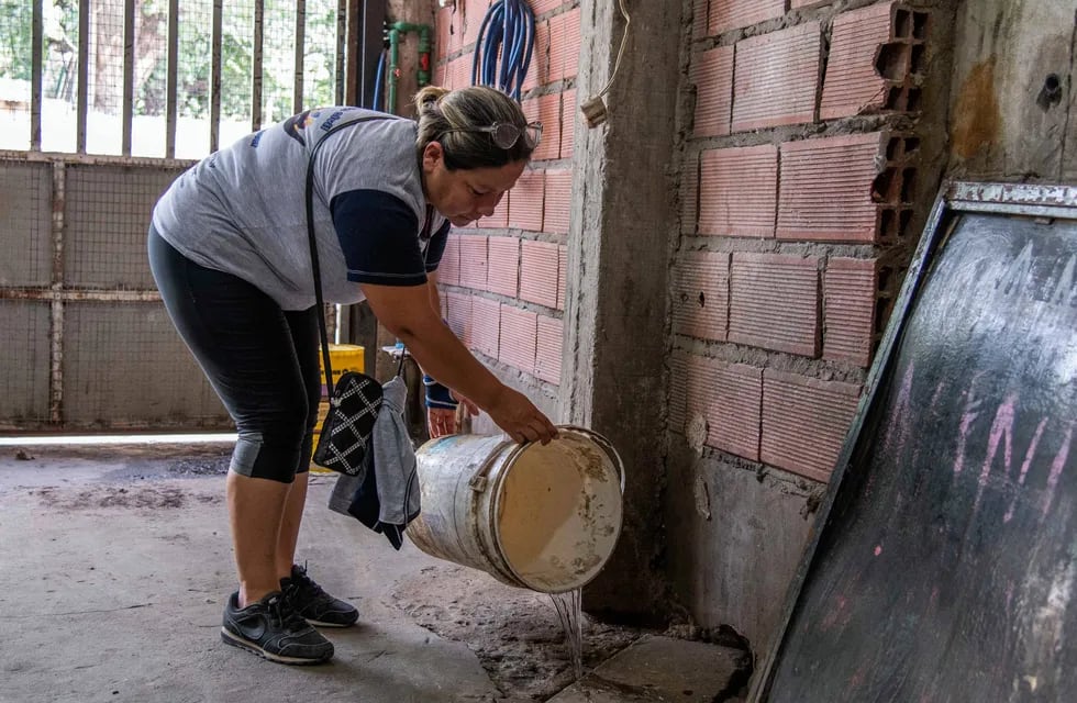 La Municipalidad recomienda vaciar recipientes con agua para evitar la reproducción del mosquito Aedes aegypti.