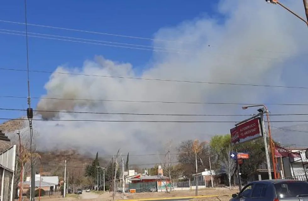El fuego en las sierras carlospacenses continúa: comenzó la evacuación de algunos vecinos