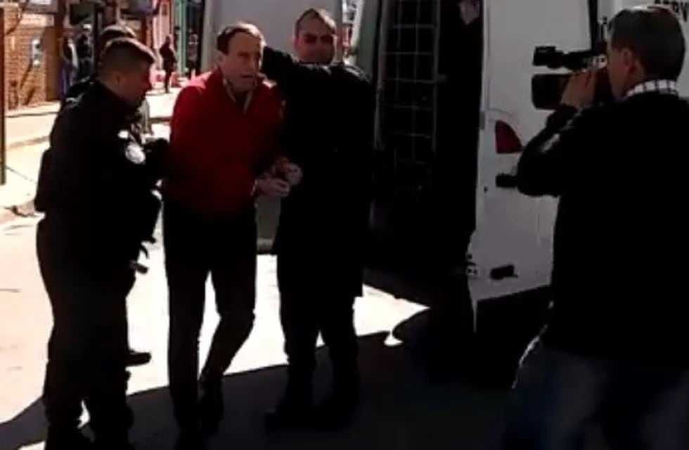Higinio Bellagio gritó por su inocencia en la llegada a la audiencia imputativa. (Captura de pantalla)