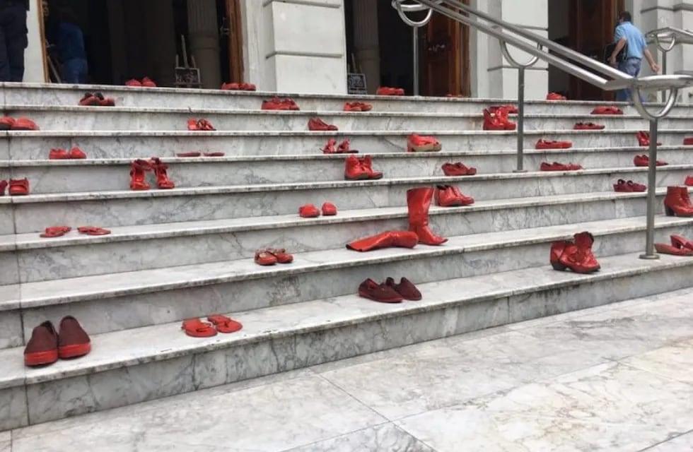 Los zapatos fueron colocados a partir de una muestra de una artista mexicana (web).