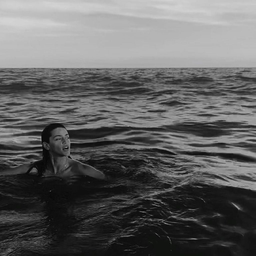 Calu Rivero nadó desnuda en el mar y publicó fotos al borde de la censura (Foto: Instagram/lacalurivero)