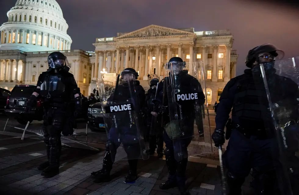 Las autoridades retiran a manifestantes del Capitolio. (Jacquelyn Martin)