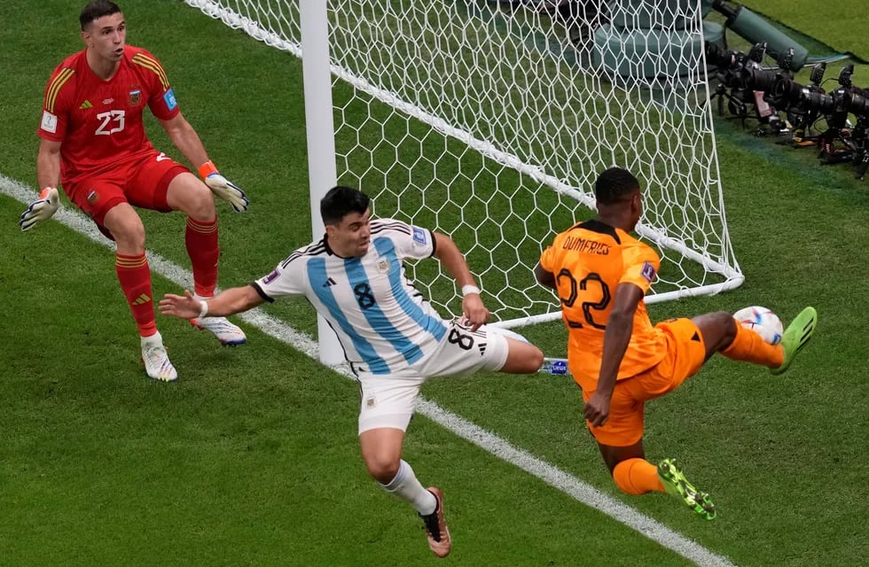Argentina enfrenta a Países Bajos buscando un lugar en semifinales. (AP).