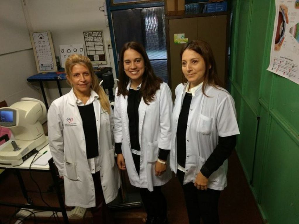 Las doctoras Lorena Rodríguez, especialista en estrabismo, María Fernanda Corsi, jefa de Oftalmología, todas juntas en un equipo. (MisionesOnline)