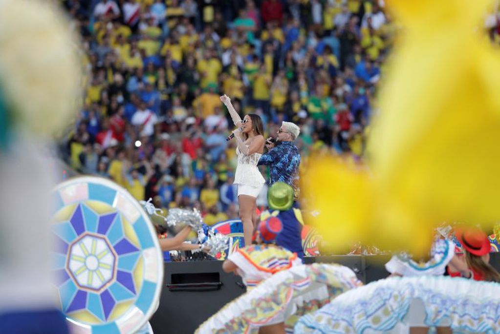 Anitta y Pedro Capó cantaron en la previa a la final (Foto_AP Photo/Silvia Izquierdo)