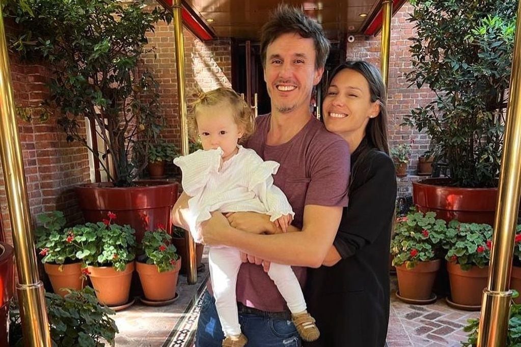 Pampita y Roberto García Moritán celebraron su tercer aniversario de casados. Aquí, junto a su hija Ana. (Instagram).