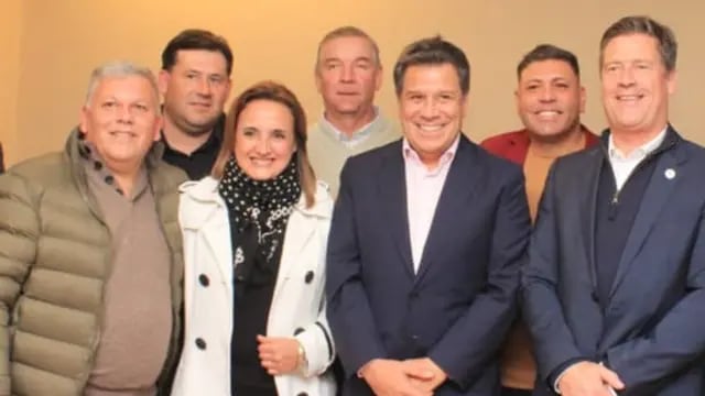 Gustavo Benedetti junto a intendentes y Facundo Manes