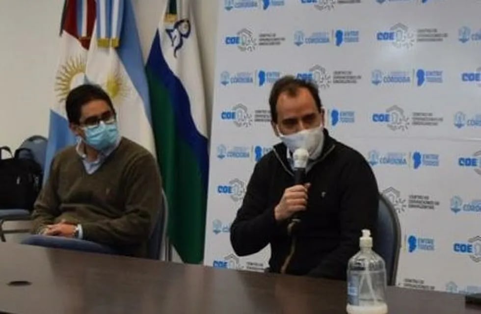 El intendente Juan Manuel Llamosas hizo anuncios junto a autoridades del sector sanitario.