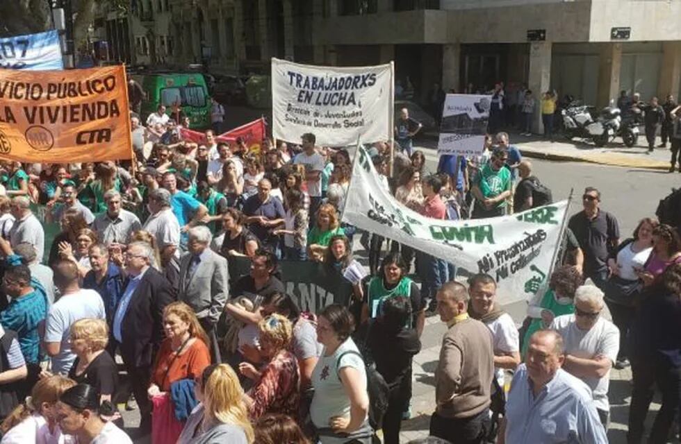 El gremio convocó a los empleados para manifestarse frente al Palacio de los Leones. (Facebook)