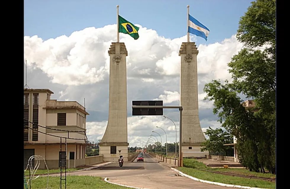 Cabecera del puente sobre el Río Uruguay que conecta Uruguaya (Brasil) con Paso de los Libres (Argentina, Corrientes)