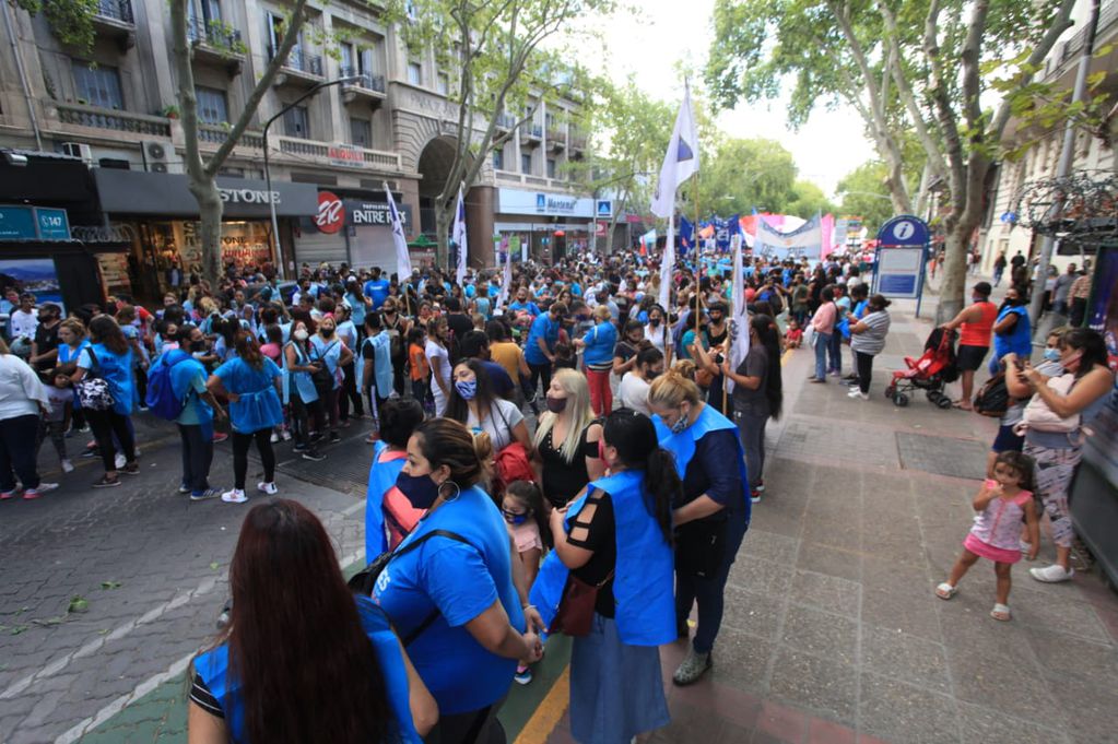 Organizaciones de derechos humanos, agrupaciones políticas, gremios, organizaciones estudiantiles y público en general participaron de la marcha en Mendoza. Gentileza El Sol
