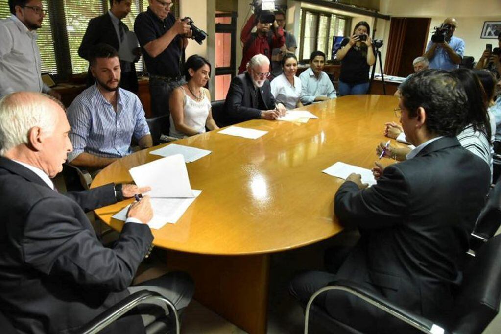 Firma del convenio de la Canasta Escolar con los 11 comercios en Salta. (Gobierno de Salta)