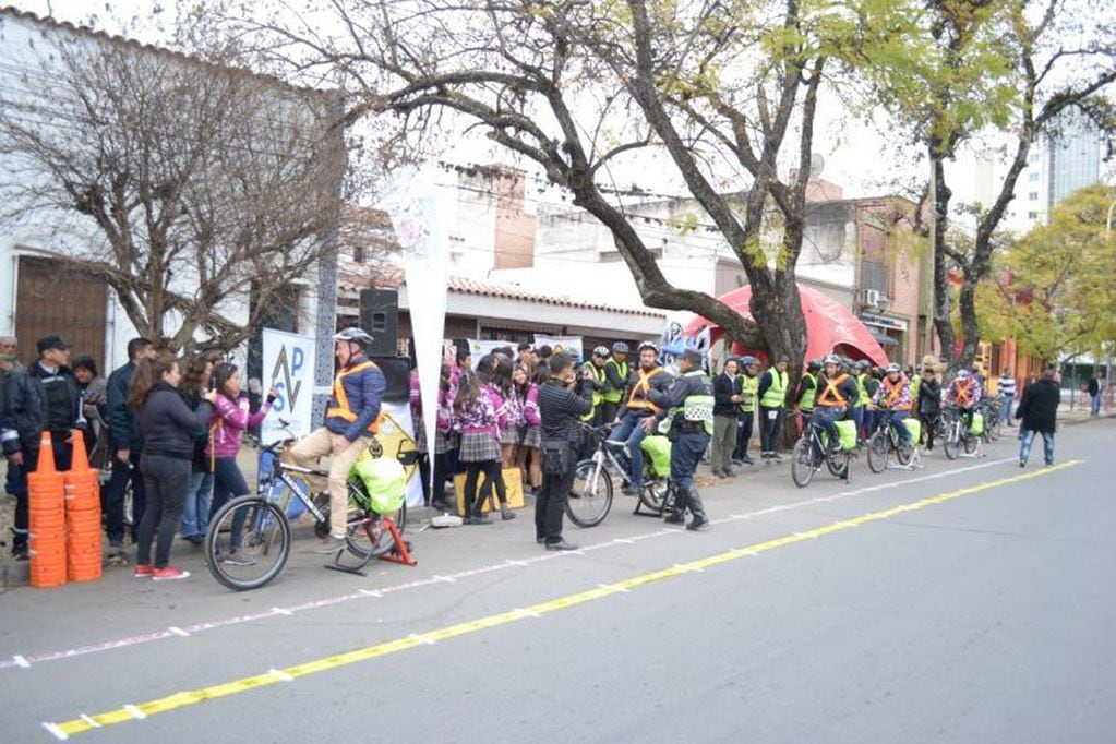 Concientizaron a colectiveros y taxistas sobre el rol del ciclista en Salta. (Policía de Salta)